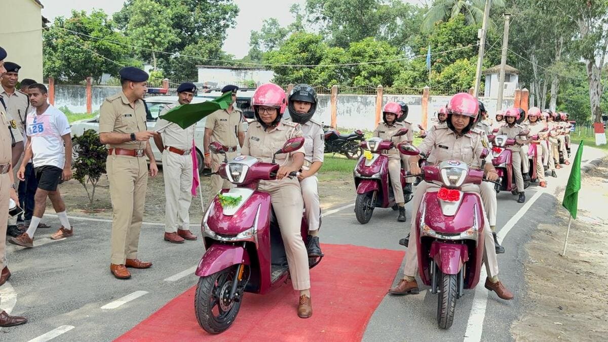 सहरसा में महिला पुलिसकर्मियों को मिली स्कूटी, अब स्कूलों और कॉलेजों के आसपास बढ़ेगी सुरक्षा