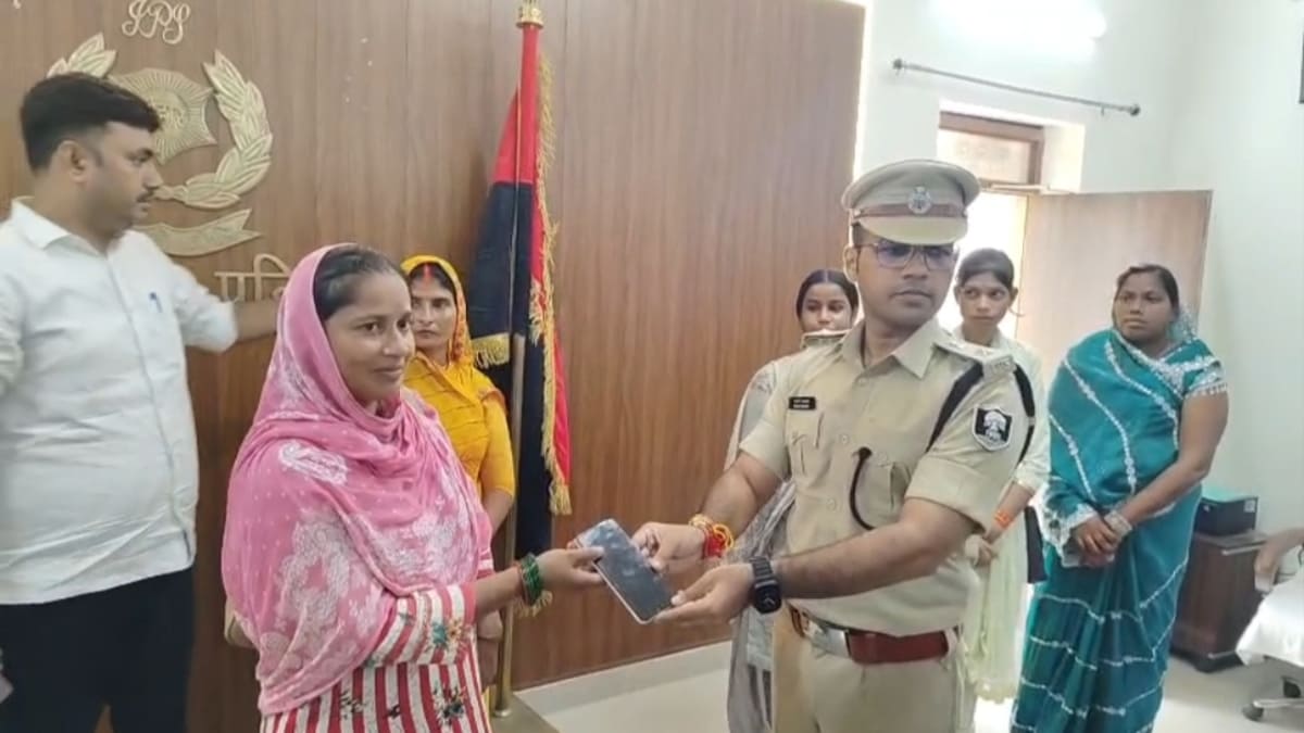 मोतिहारी में ऑपरेशन मुस्कान के तहत 102 लोगों को लौटाए उनके खोए और चोरी हुए मोबाइल
