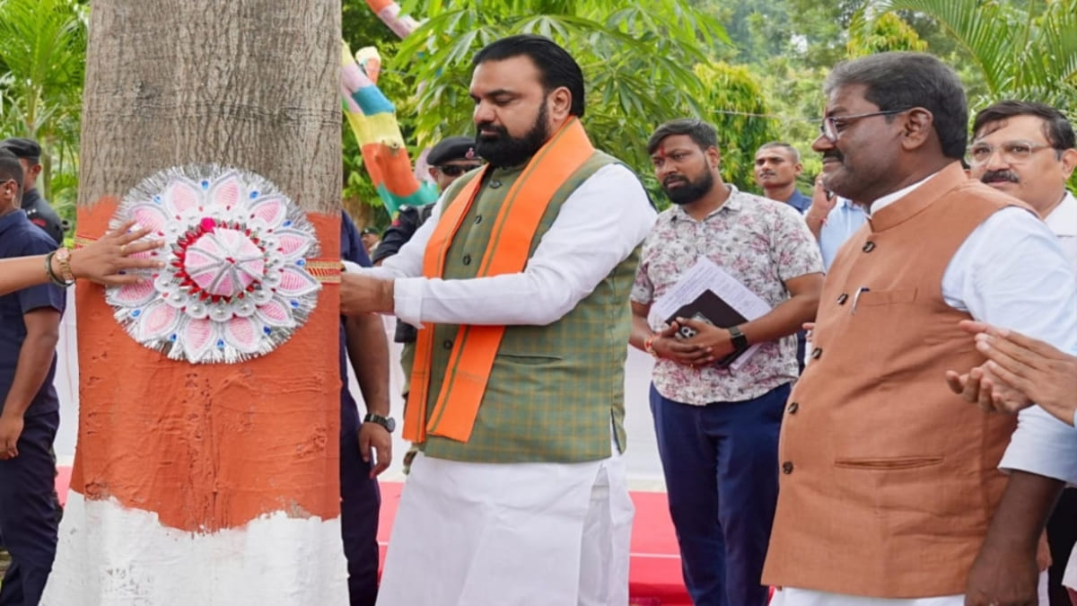 भाई की कलाई छोड़ महोगनी को बांधी राखी, पर्यावरण रक्षा का अनोखा संकल्प, पेड़-पौधों को परिवार मानकर संवारने की अपील