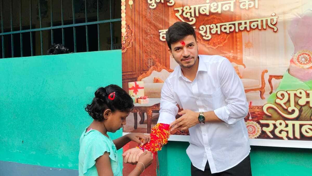 नारी गुंजन संस्था की बच्चियों से बंधवाई राखी, व्यवसायी ने दी सोफा और फर्नीचर की सौगात