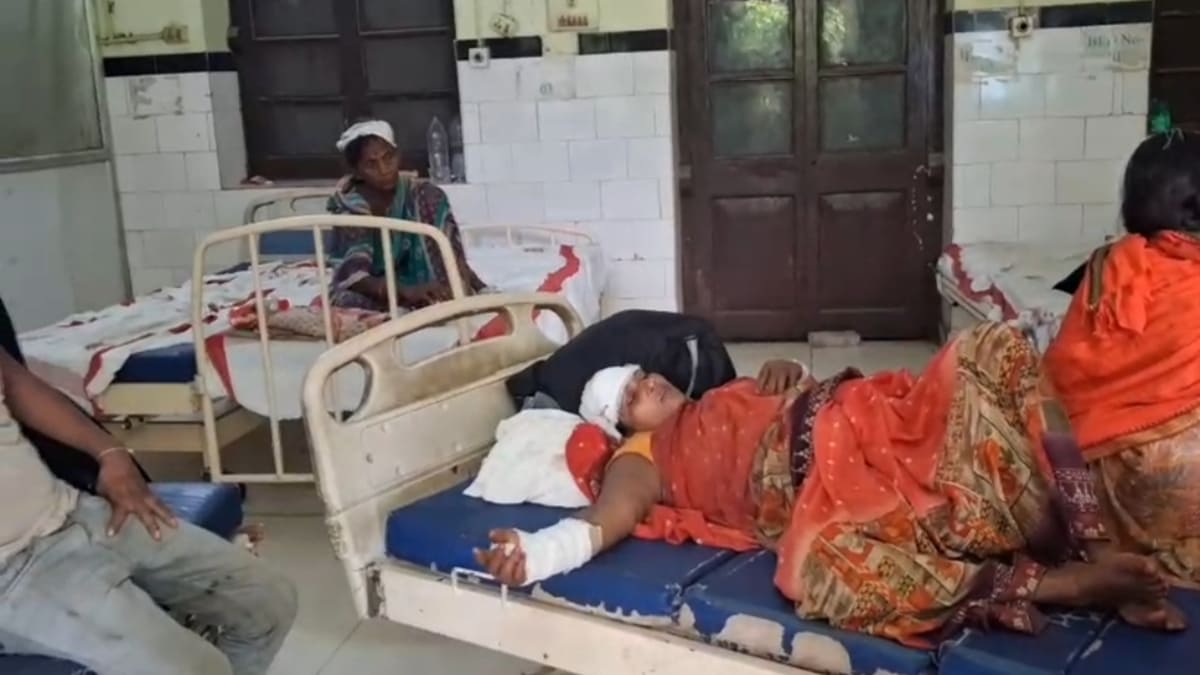 मोतिहारी में मारपीट में घायल महिला के टूटे हाथ पर गत्ते का कार्टून लगाकर कर दिया प्लास्टर