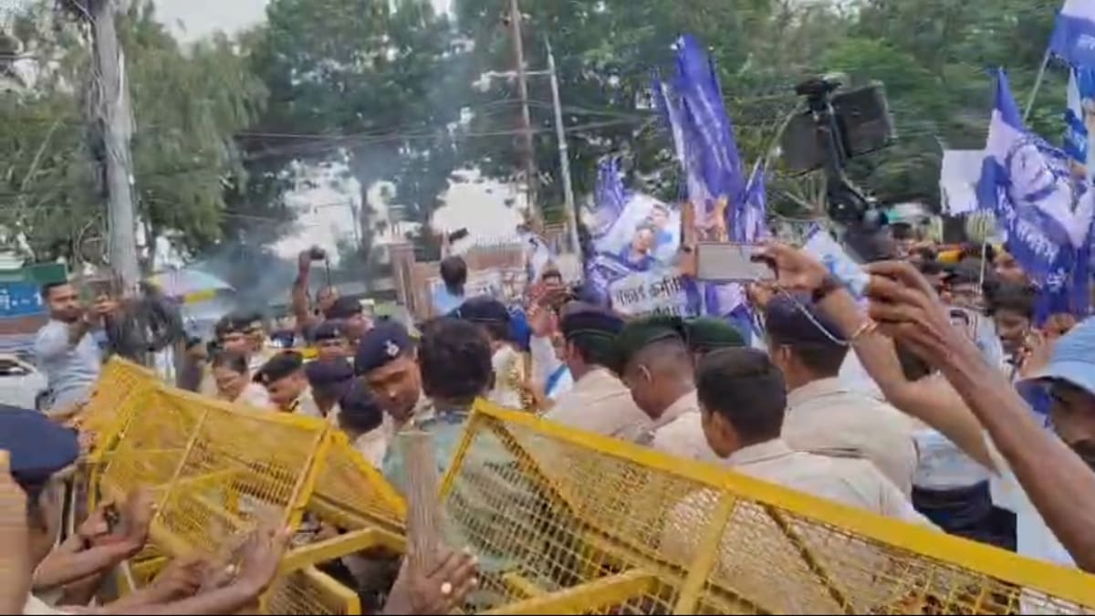 पेपर लीक और आयु सीमा बढ़ाने की मांग को लेकर आजाद समाज पार्टी का राजभवन मार्च, प्रदेश अध्यक्ष हिरासत में