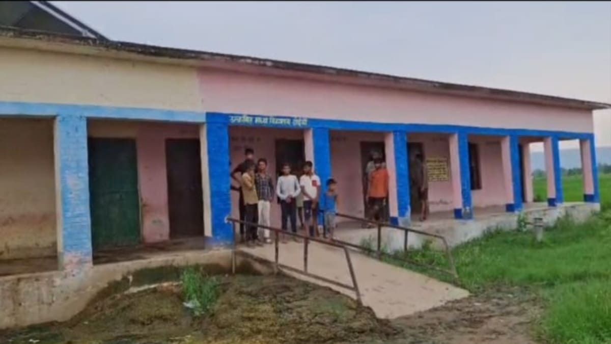 सासाराम में निजी जमीन पर बना डाला सरकारी स्कूल, अब कमरों में बंध रहे मवेशी और भरा है भूसा