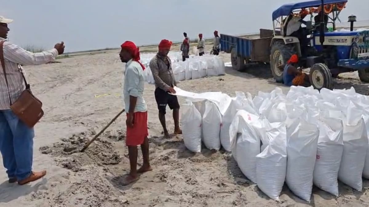 गंडक नदी में धड़ल्ले से चल रहा अवैध खनन, आपदा को कमाई का जरिया बना रहे ठेकेदार!
