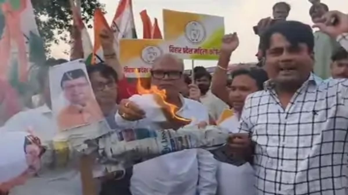 बिहार कांग्रेस ने उत्तराखंड CM का पुतला फूंका, राजेश राम बोले-भाजपा राज में दलितों का सबसे बड़ा अपमान