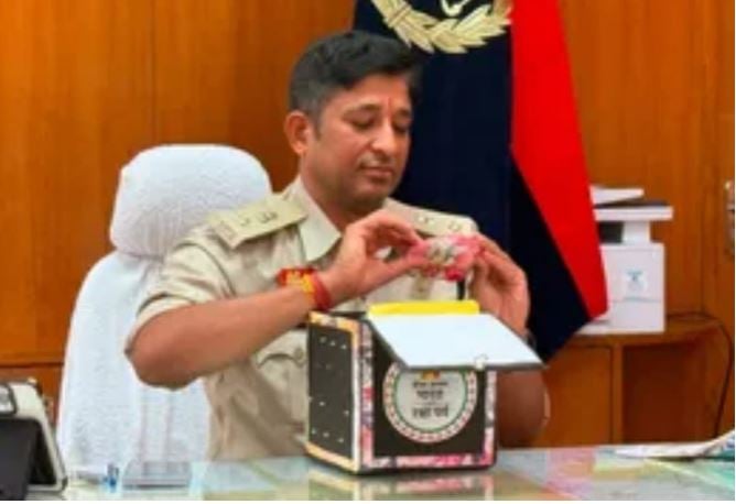 एसपी कार्यालय पहुंची बच्चों की राखियां, खोलते ही सामने आया ऐसा संदेश… भावुक हो गए पुलिसकर्मी