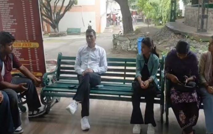 सरकारी नौकरी पर भरोसा, सरकारी शिक्षा पर क्यों नहीं?
