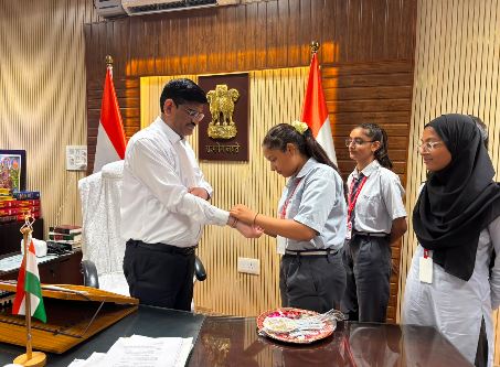 न्याय के आंगन में भाई-बहन के प्यार की गूंज, बच्चों ने जिला एवं सत्र न्यायाधीश को बांधी राखी