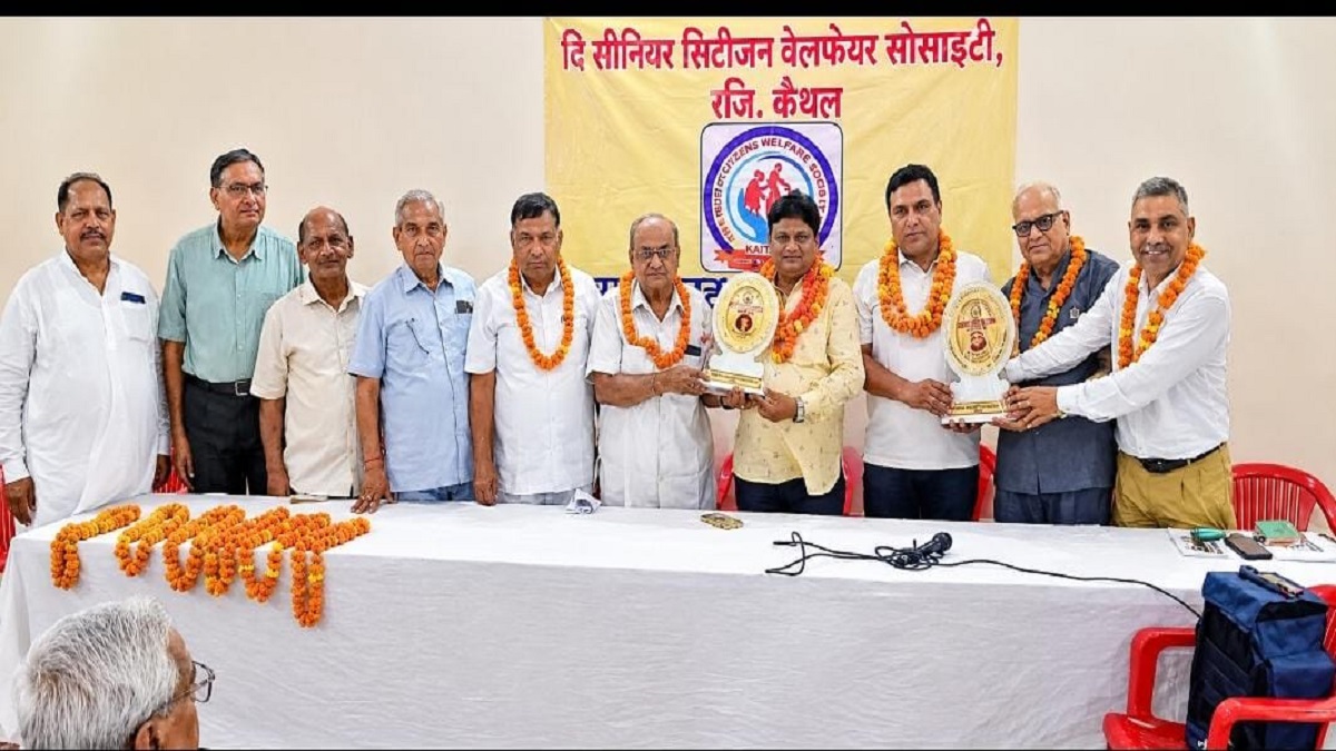 सीनियर सिटीजन वेलफेयर सोसाइटी की मासिक बैठक, समाजसेवा में योगदान देने वालों का किया सम्मान
