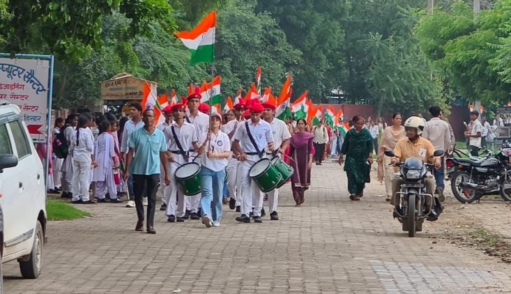 बाल भवन हिसार द्वारा निकाली गई तिरंगा यात्रा, बच्चों ने दिया देशभक्ति का संदेश