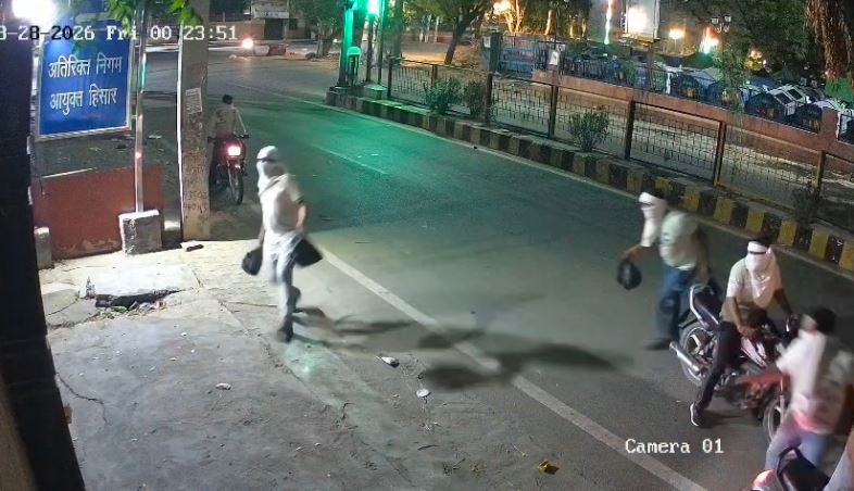 हिसार में AMC के सरकारी आवास के बाहर आधी रात फेंका कचरा, 4 नकाबपोश बाइक सवार CCTV में कैद
