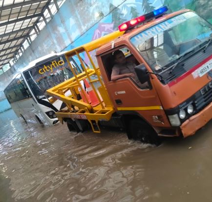 बारिश बनी चुनौती, गुरुग्राम पुलिस बनी सहारा; जलभराव के बीच ट्रैफिक संभालने सड़कों पर उतरे SHO