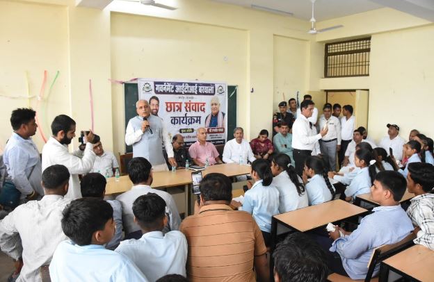 आईटीआई बरवाला में छात्र संवाद कार्यक्रम, मंत्री रणबीर गंगवा ने युवाओं से किया संवाद