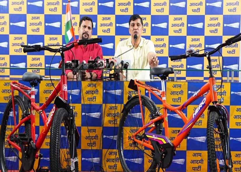साइकिल खरीद में बड़ा घोटाला? AAP नेताओं ने दिल्ली सरकार पर लगाए गंभीर आरोप