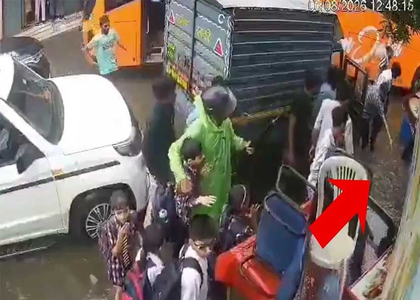 दिल्ली में लापरवाही का खौफनाक नजारा, खुले नाले में गिरे 3 बच्चे; VIDEO वायरल