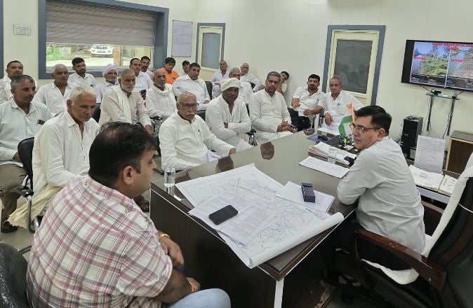 नहरी पानी की मांगों को लेकर जल संघर्ष समिति की अधिकारियों से बैठक