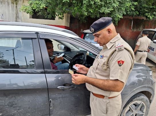 15 अगस्त पर गुरुग्राम किले में तब्दील, 11 नाकों पर नाकाबंदी; 4500 पुलिसकर्मी संभालेंगे सुरक्षा।