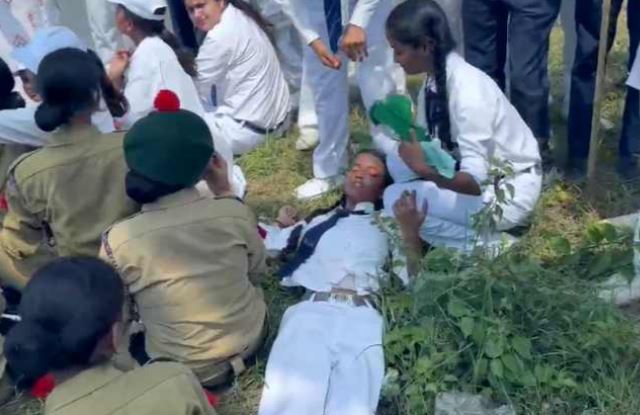तिरंगा यात्रा में बच्चों की बिगड़ी तबीयत, कई छात्र बेहोश होकर सड़क पर गिरे