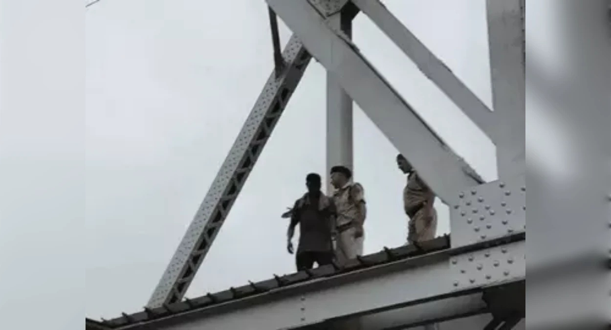 मारकंडा नदी के रेलवे पुल पर क्या हुआ? ट्रेन गुजरते ही युवक-युवती की चली गई जान