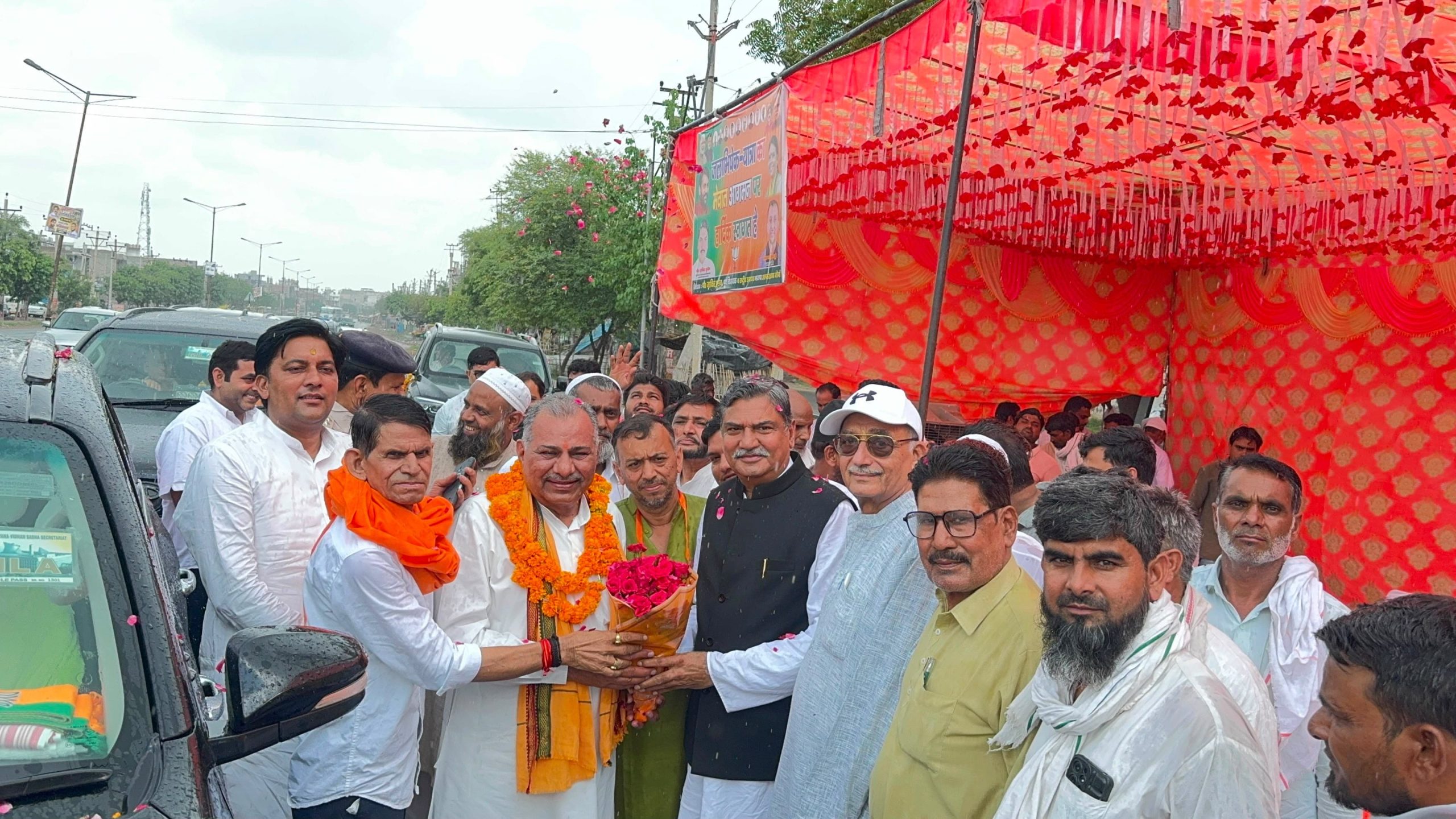 मेवात ने फिर लिखी भाईचारे की मिसाल, जलाभिषेक यात्रा पर पुष्पवर्षा, 36 बिरादरी ने खोले स्वागत के द्वार