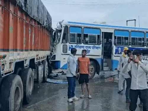 अलवर-दिल्ली हाईवे पर हरियाणा रोडवेज बस और ट्रक की भीषण टक्कर, चालक समेत कई यात्री घायल