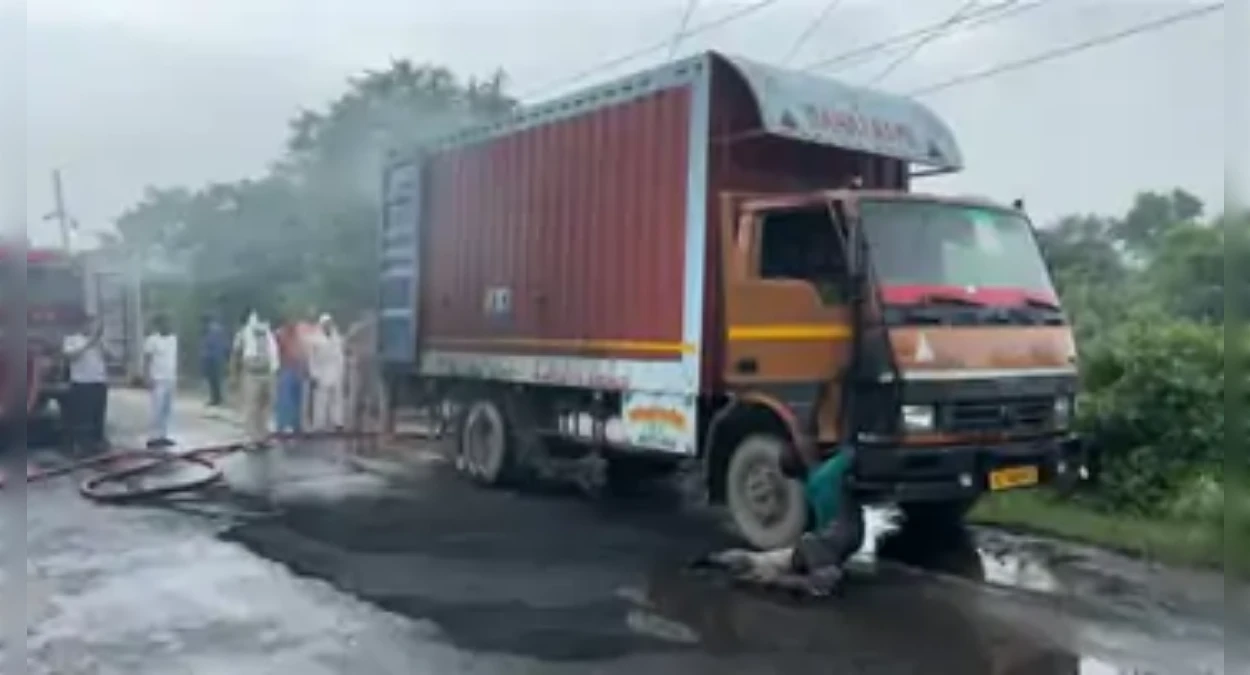 सड़क किनारे कैंटर रोककर उतर रहा था ड्राइवर, ऊपर से गुजर रहे बिजली के तार बने काल