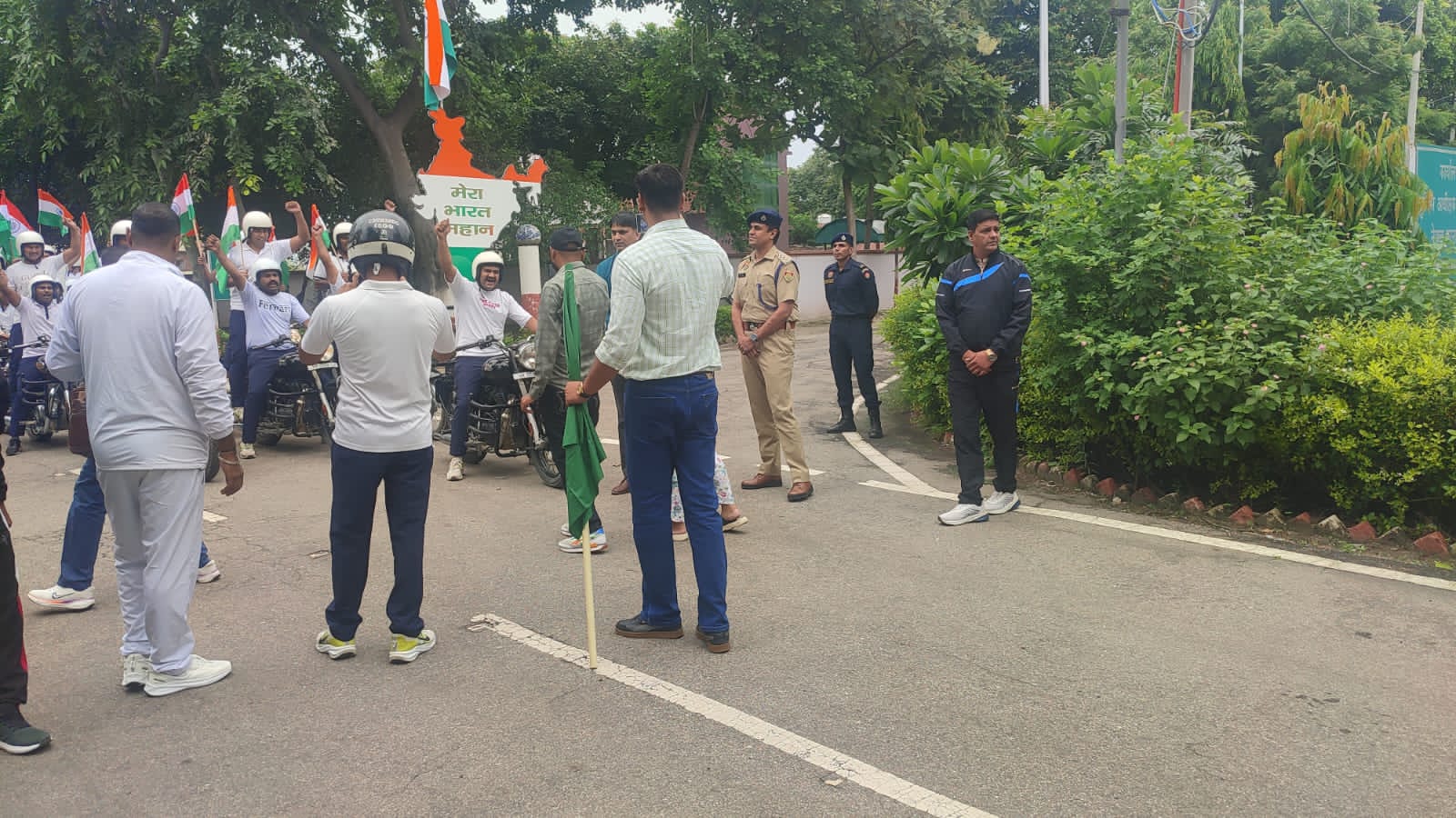 कमांडो कॉम्प्लेक्स नेवल से निकली तिरंगा यात्रा, देशभक्ति के रंग में रंगे पुलिसकर्मी और छात्र