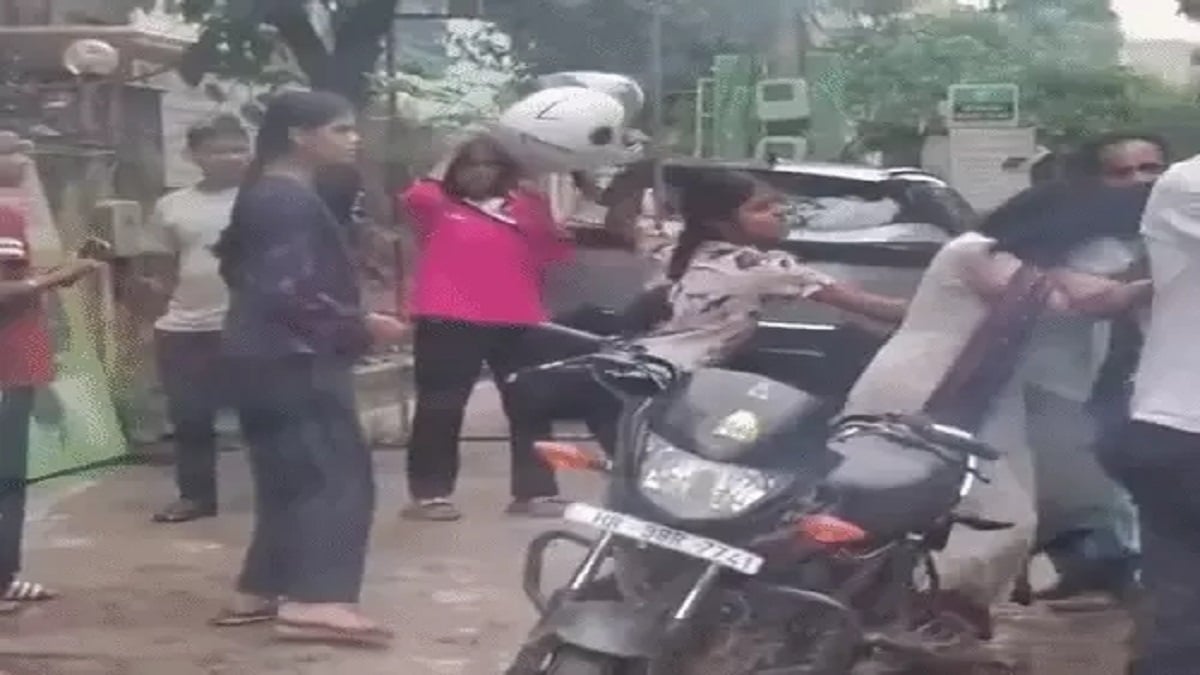 गुरुग्राम में सड़क पर भिड़ीं लड़कियां, वीडियो वायरल; पुलिस जांच में जुटी