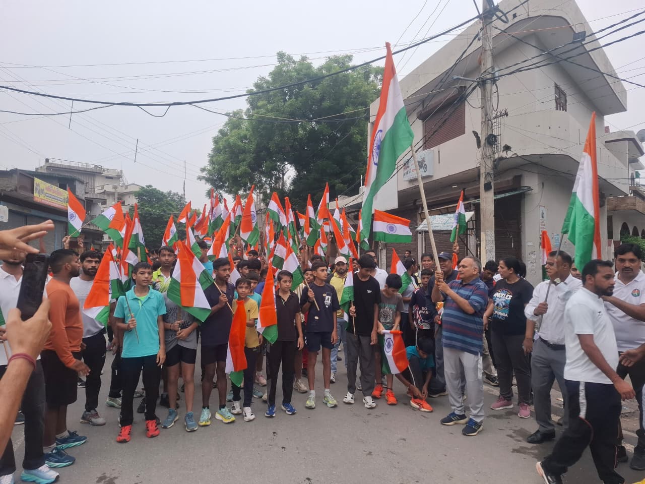सोनीपत में तिरंगा मैराथन: हाथों में राष्ट्रीय ध्वज थामे दौड़े सैकड़ों युवा, देशभक्ति के नारों से गूंजा शहर