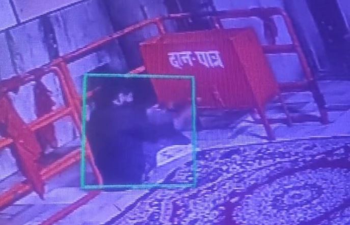 मंदिर का कुंदा तोड़कर चोरी की कोशिश, CCTV में कैद हुआ युवक; एक हिरासत में