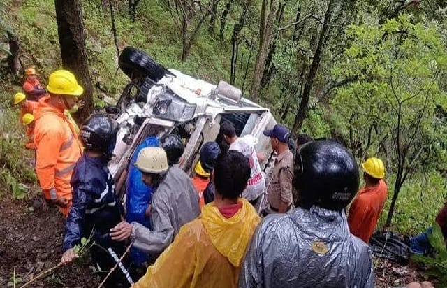 उत्तराखंड के मुक्तेश्वर घूमने आए फरीदाबाद के पर्यटकों का बस खाई में गिरी, एक की मौत; 21 घायल