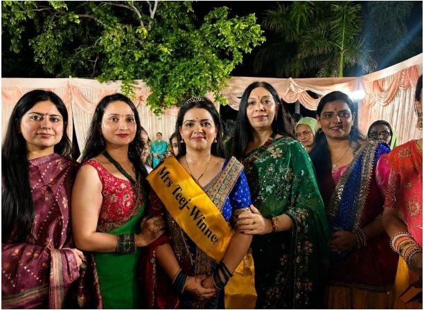 मिसेस तीज का ताज सजा डॉक्टर पुलकिता शर्मा के सिर पर
