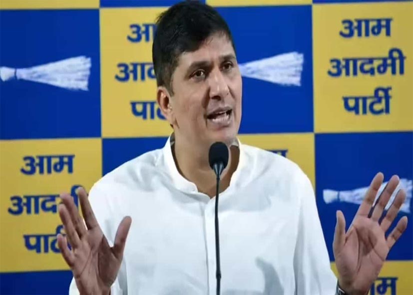 दिल्ली में सफाईकर्मी की हत्या पर बवाल, AAP का आरोप- सुबह 4 बजे विधायक कुलदीप कुमार को ले गई पुलिस