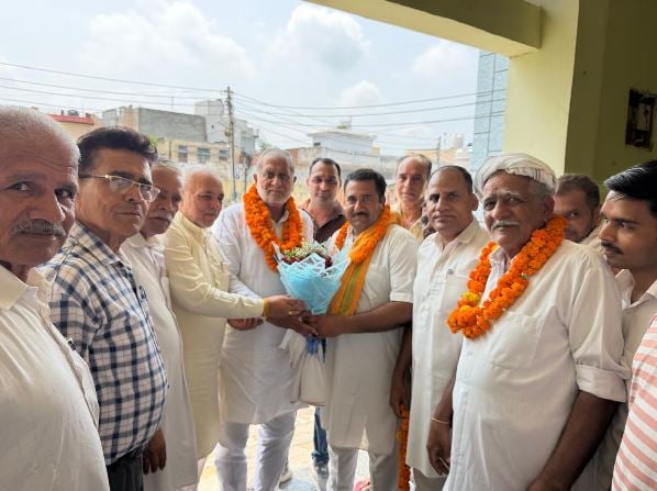 क्योडक में टिफिन मीटिंग में पहुंचे लीला राम , कार्यकर्ताओं संघ बैठकर खाया खाना
