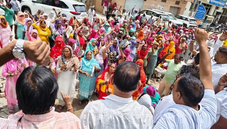 हिसार में सफाई कर्मचारियों की हड़ताल 14वें दिन भी जारी, थाली बजाकर किया प्रदर्शन