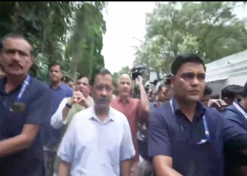PM आवास कूच के दौरान रोके गए केजरीवाल, सड़क पर धरने पर बैठे AAP नेता