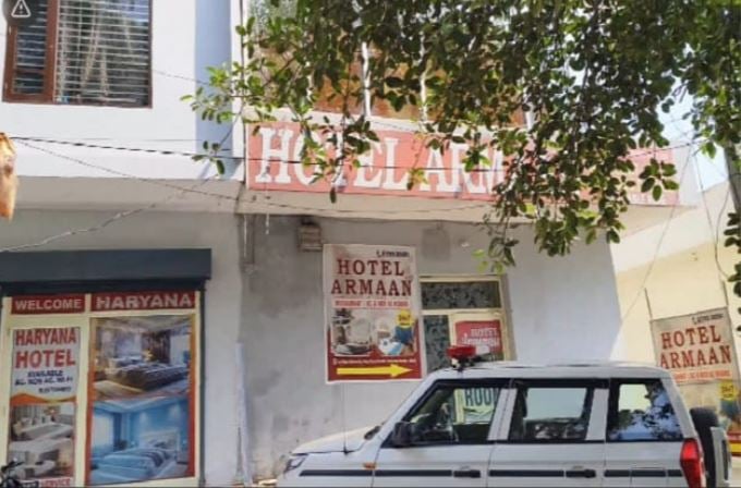 होटल में पुलिस की रेड, 6 युवतियों समेत 10 काबू; अवैध धंधे की शिकायत पर कार्रवाई