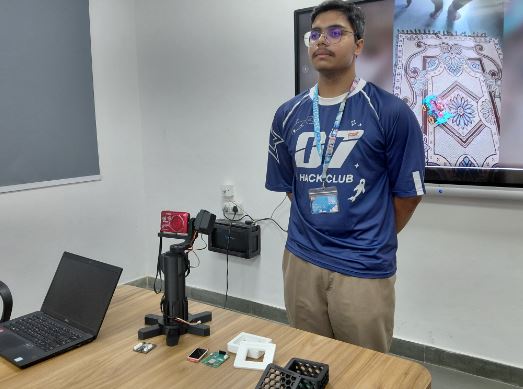 हवाई जहाज की तरह अब कार में भी लगेगा ब्लैक बॉक्स! 11वीं के छात्र ने बनाया स्मार्ट मॉडल