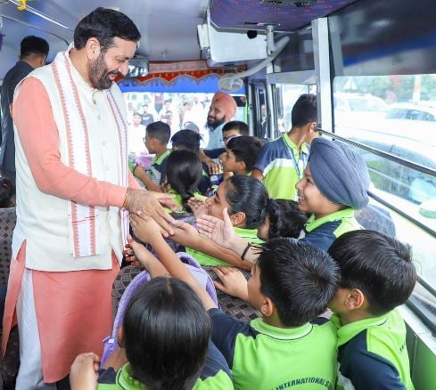 काफिला रुका तो बस में चढ़ गए CM नायब सैनी, बच्चों के बीच पहुंचे तो खिल उठे चेहरे; हाथ मिलाकर पूछा हाल