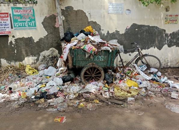 शिव मंदिर के सामने कूड़े का अंबार, श्रद्धालुओं का निकलना हुआ दुश्वार