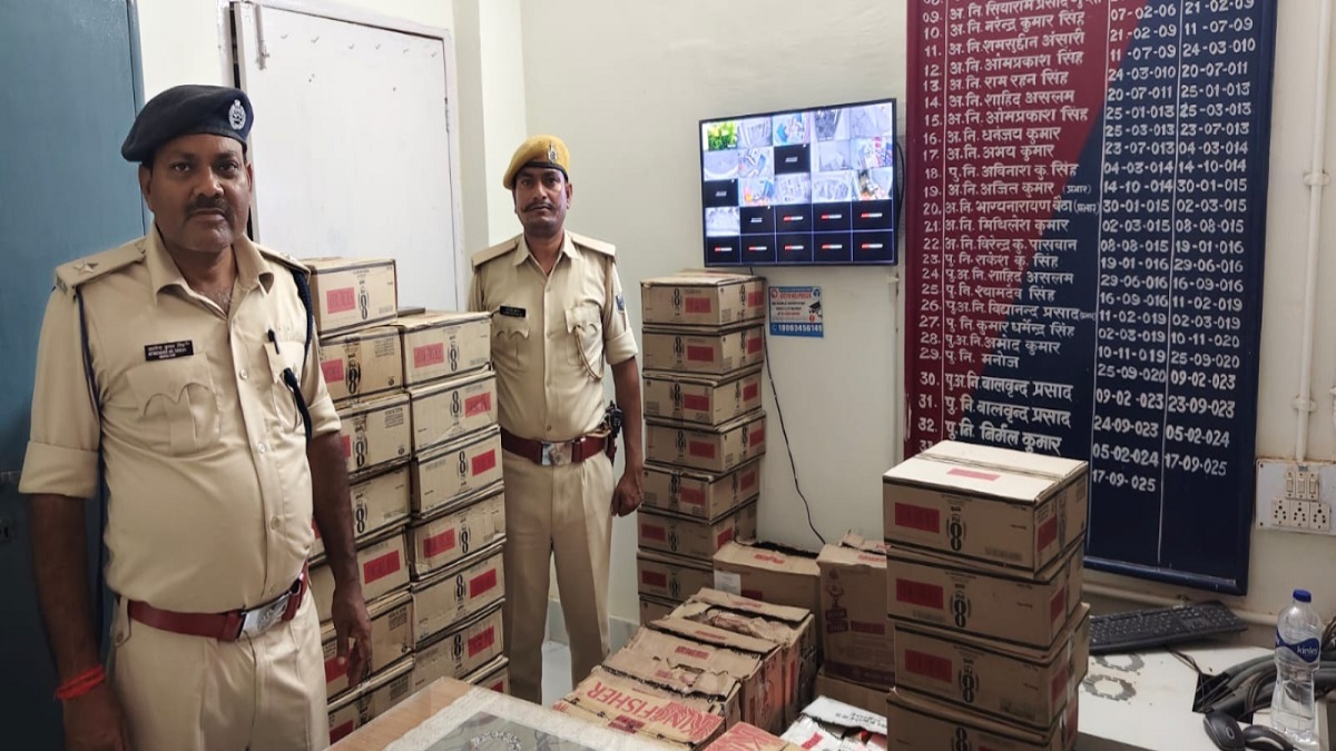 कैमूर पुलिस की बड़ी कार्रवाई: बोलेरो से 775 लीटर विदेशी शराब बरामद, तस्कर फरार