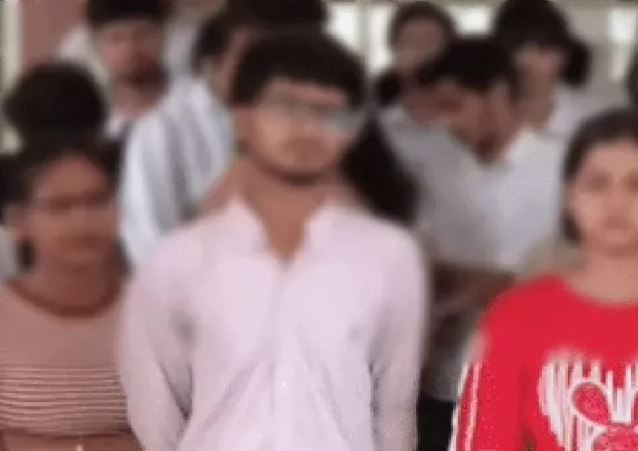 अश्लील हरकतों के आरोप, असिस्टेंट प्रोफेसर के खिलाफ छात्राओं का प्रदर्शन; कार्रवाई की मांग