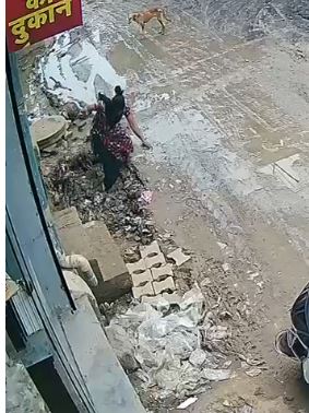 विकास के दावों की खुली पोल! नाले में समा गई महिला, CCTV में कैद हुआ हादसा