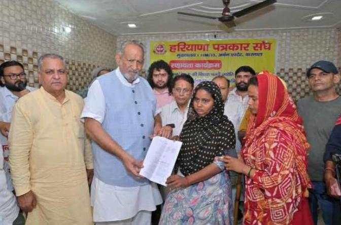 दिवंगत पत्रकार विक्रम के परिवार को मिली 15 लाख की आर्थिक सहायता