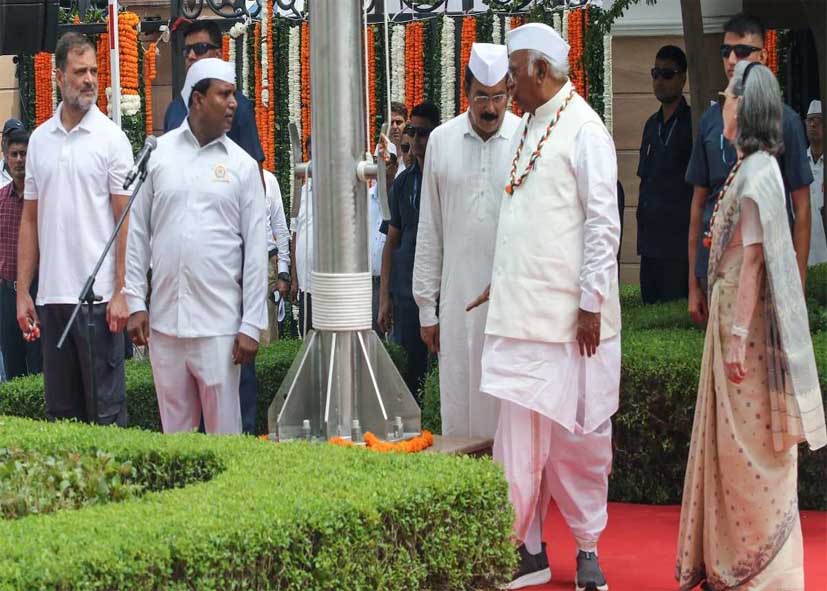 वंदे मातरम् विवाद: राहुल गांधी और सोनिया गांधी के खिलाफ दिल्ली पुलिस में शिकायत, FIR की मांग