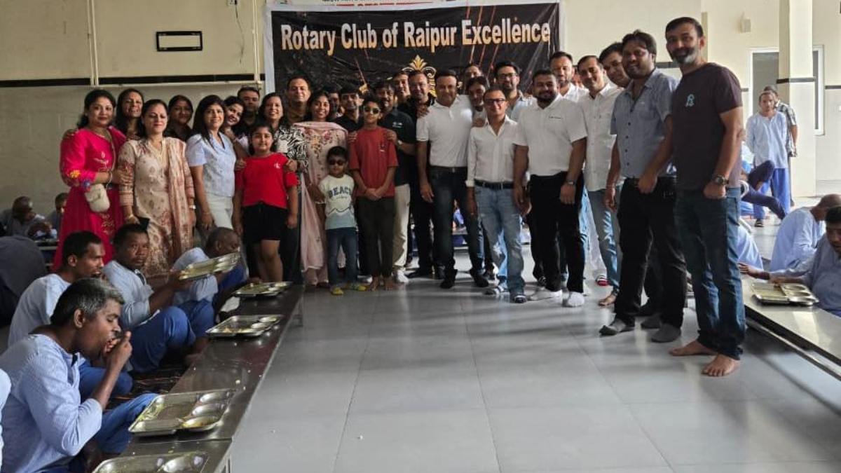 रोटरी क्लब ऑफ रायपुर एक्सीलेंस की अनूठी पहल: ‘अपना घर’ सेवा आश्रम में प्रभुजनों को कराया भोजन, आत्मीय संवाद कर लिया आशीर्वाद