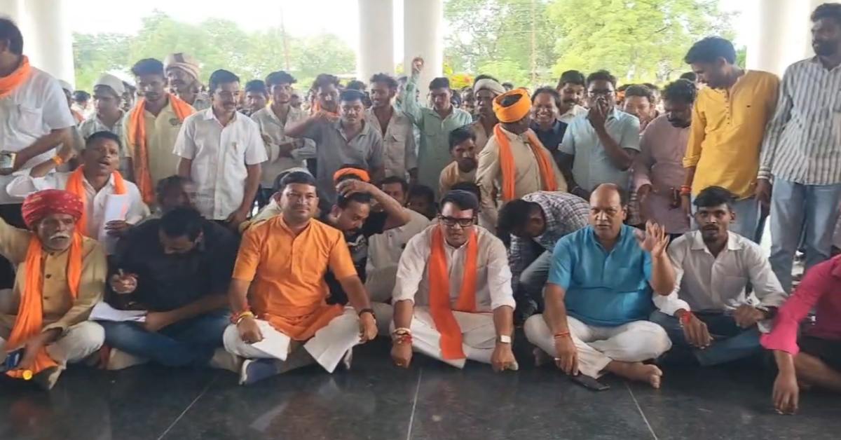 आलीराजपुर में कम बारिश से सूख रही फसलें: सैकड़ों किसानों संग पैदल कलेक्ट्रेट पहुंचे मंत्री नागर चौहान, प्रदर्शन में जमीन पर बैठीं कलेक्टर