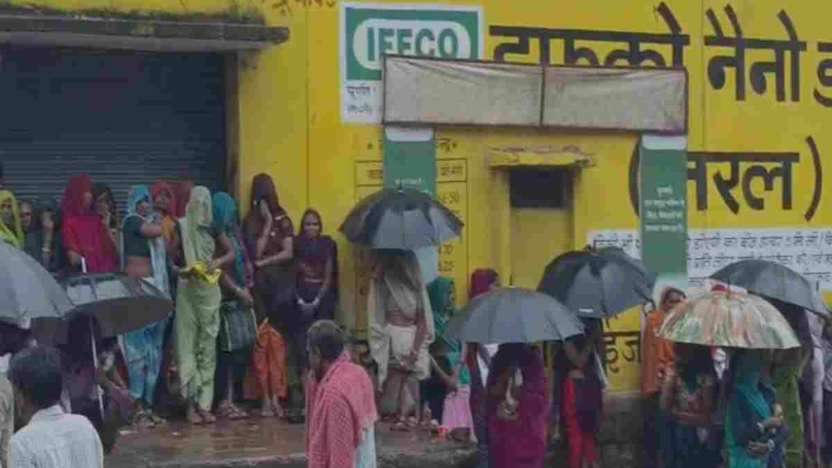 ई-टोकन व्यवस्था बंद होते ही खाद के लिए उमड़ा किसानों का सैलाब: भारी बारिश में भी घंटों कतारों में खड़े रहे अन्नदाता, फिर भी लौटना पड़ा मायूस 
