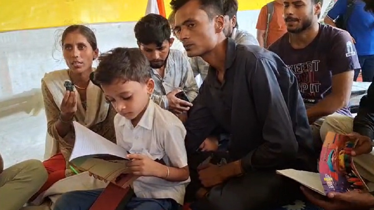 माता-पिता को न्याय दिलाने के लिए दूसरे दिन भी आदित्य राज का धरना जारी, PM मोदी से मिलने की मांग