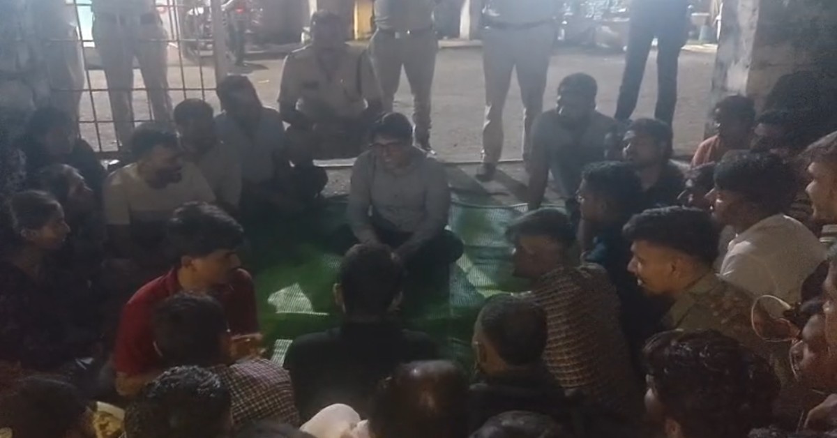 शिक्षक भर्ती में चयन के बाद भी नौकरी नहीं: 15 दिन से धरने पर बैठे अभ्यर्थी, आयुक्त ने जमीन पर बैठकर सुनी समस्याएं